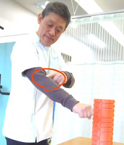 肘の外側の筋肉が痛む